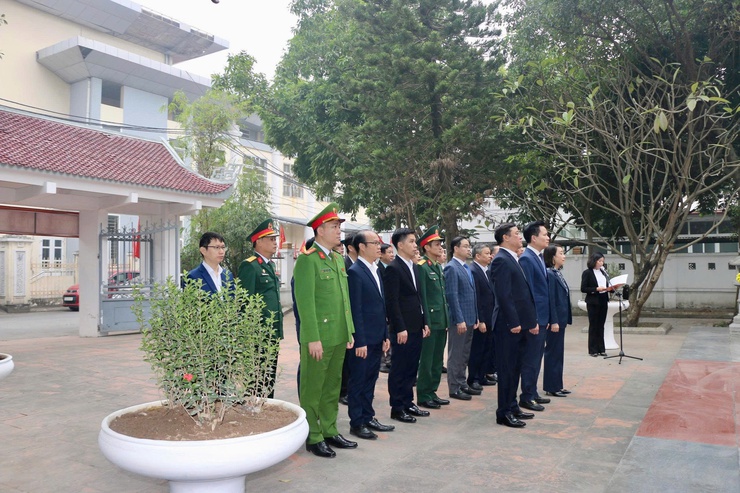 Phường Phúc Lợi tổ chức dâng hương tại Đài tưởng niệm Liệt sĩ phường và viếng nghĩa trang Liệt sĩ Yên Viên dịp tết Nguyên đán Bính Ngọ 2026- Ảnh 1.