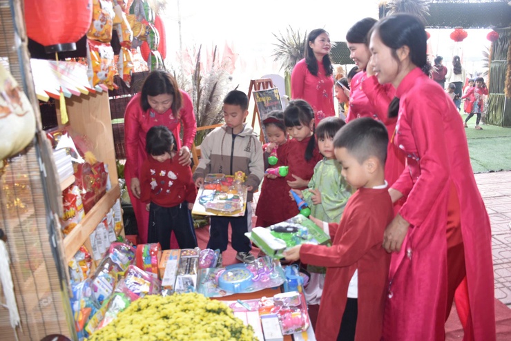 TRƯỜNG MẦM NON ĐÔNG LỖ TỔ CHỨC CHUYÊN ĐỀ PHÁT TRIỂN TÌNH CẢM – KỸ NĂNG XÃ HỘI GẮN VỚI HỘI CHỢ XUÂN.- Ảnh 5.