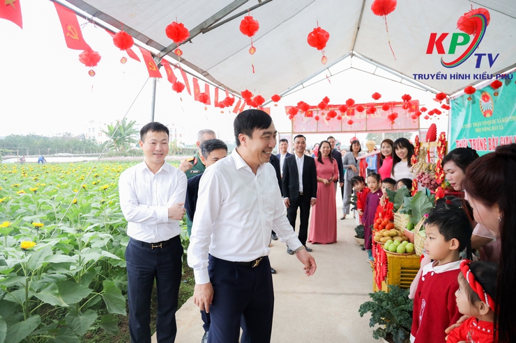 Hội nông dân xã Kiều Phú tổ chức trưng bày giới thiệu sản phẩm nông sản an toàn và trải nghiệm thực tế tại khu vực trồng hoa và rau an toàn - Ảnh 1.