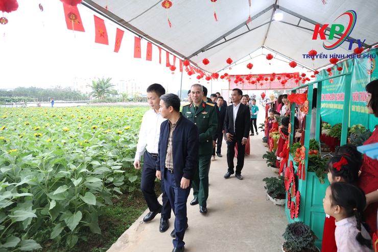 Hội nông dân xã Kiều Phú tổ chức trưng bày giới thiệu sản phẩm nông sản an toàn và trải nghiệm thực tế tại khu vực trồng hoa và rau an toàn - Ảnh 2.