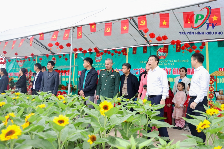 Hội nông dân xã Kiều Phú tổ chức trưng bày giới thiệu sản phẩm nông sản an toàn và trải nghiệm thực tế tại khu vực trồng hoa và rau an toàn - Ảnh 10.