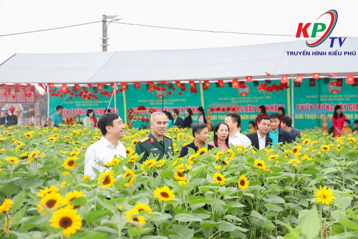 Hội nông dân xã Kiều Phú tổ chức trưng bày giới thiệu sản phẩm nông sản an toàn và trải nghiệm thực tế tại khu vực trồng hoa và rau an toàn - Ảnh 13.