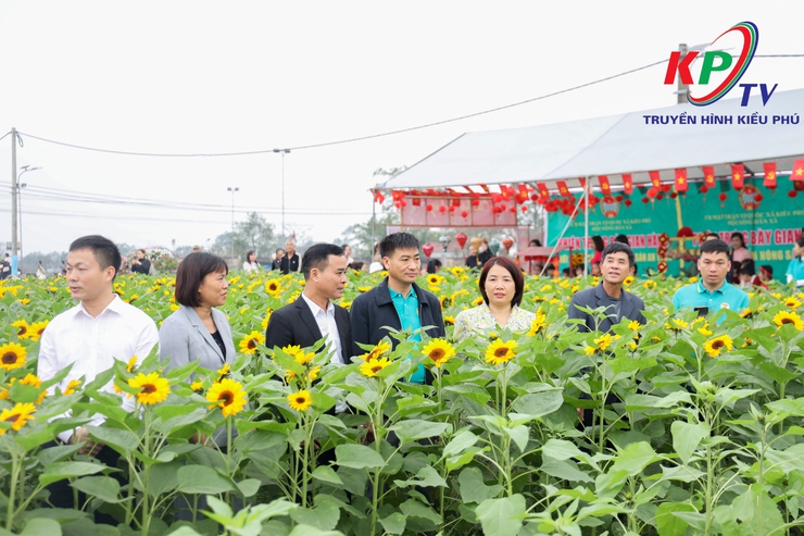 Hội nông dân xã Kiều Phú tổ chức trưng bày giới thiệu sản phẩm nông sản an toàn và trải nghiệm thực tế tại khu vực trồng hoa và rau an toàn - Ảnh 12.