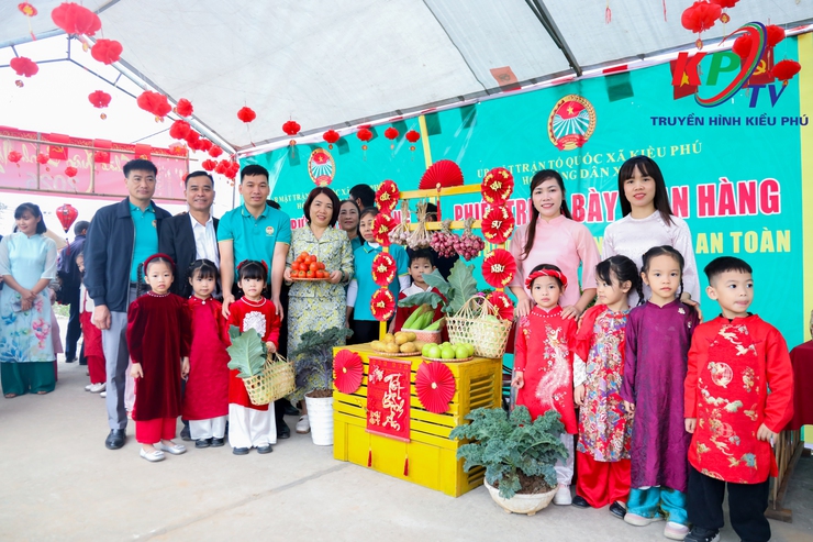 Hội nông dân xã Kiều Phú tổ chức trưng bày giới thiệu sản phẩm nông sản an toàn và trải nghiệm thực tế tại khu vực trồng hoa và rau an toàn - Ảnh 6.