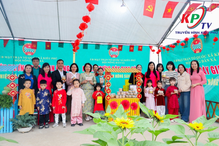 Hội nông dân xã Kiều Phú tổ chức trưng bày giới thiệu sản phẩm nông sản an toàn và trải nghiệm thực tế tại khu vực trồng hoa và rau an toàn - Ảnh 4.