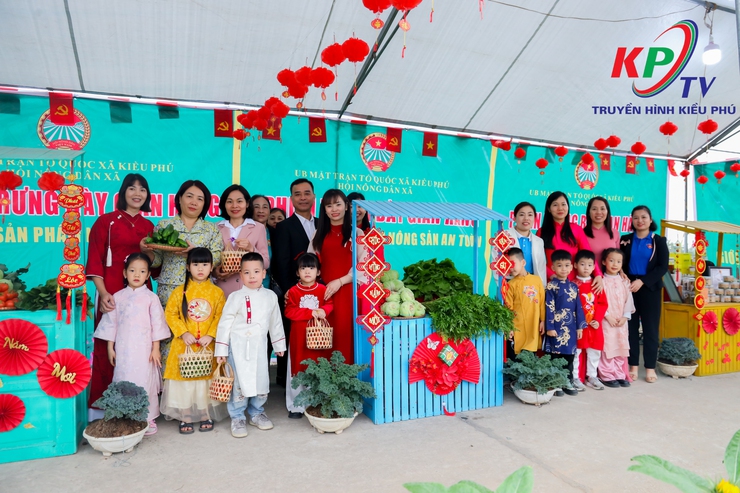 Hội nông dân xã Kiều Phú tổ chức trưng bày giới thiệu sản phẩm nông sản an toàn và trải nghiệm thực tế tại khu vực trồng hoa và rau an toàn - Ảnh 3.