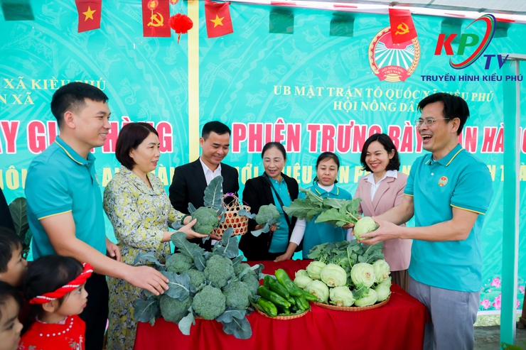 Hội nông dân xã Kiều Phú tổ chức trưng bày giới thiệu sản phẩm nông sản an toàn và trải nghiệm thực tế tại khu vực trồng hoa và rau an toàn - Ảnh 7.