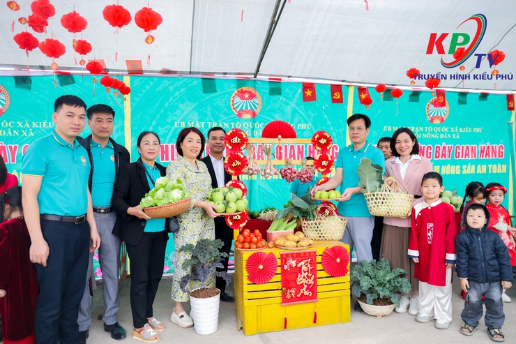 Hội nông dân xã Kiều Phú tổ chức trưng bày giới thiệu sản phẩm nông sản an toàn và trải nghiệm thực tế tại khu vực trồng hoa và rau an toàn - Ảnh 5.