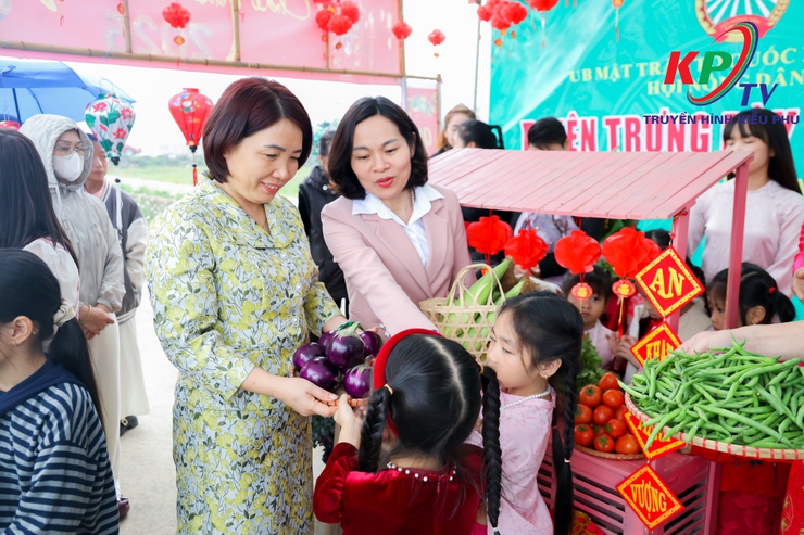 Hội nông dân xã Kiều Phú tổ chức trưng bày giới thiệu sản phẩm nông sản an toàn và trải nghiệm thực tế tại khu vực trồng hoa và rau an toàn - Ảnh 9.