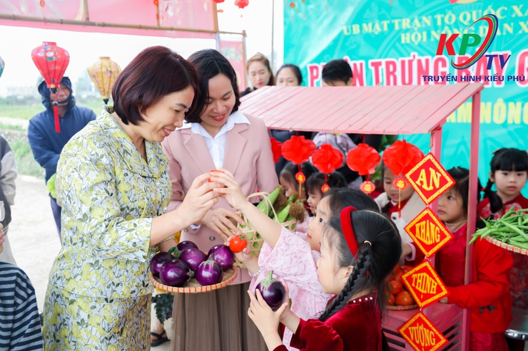 Hội nông dân xã Kiều Phú tổ chức trưng bày giới thiệu sản phẩm nông sản an toàn và trải nghiệm thực tế tại khu vực trồng hoa và rau an toàn - Ảnh 8.