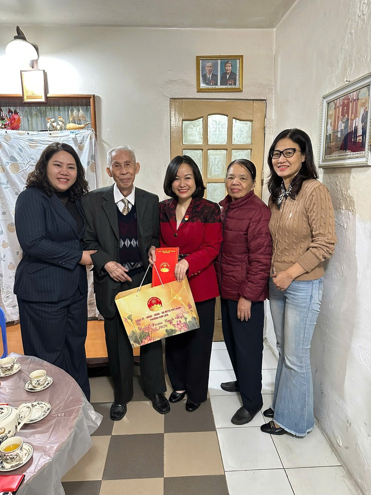 PHƯỜNG KIM LIÊN TỔ CHỨC 05 ĐOÀN THĂM HỎI, TẶNG QUÀ GIA ĐÌNH CHÍNH SÁCH, MỪNG THỌ NGƯỜI CAO TUỔI NHÂN DỊP TẾT NGUYÊN ĐÁN BÍNH NGỌ NĂM 2026- Ảnh 3.