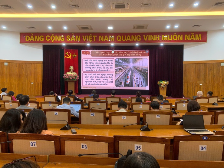 Đảng ủy phường Việt Hưng tổ chức các điểm cầu dự Hội nghị trực tuyến toàn quốc quán triệt Nghị quyết Đại hội XIV của Đảng.- Ảnh 1.