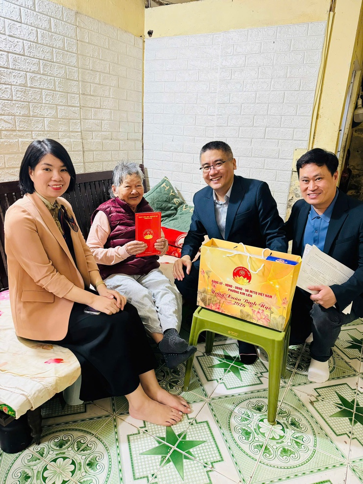 PHƯỜNG KIM LIÊN TỔ CHỨC 05 ĐOÀN THĂM HỎI, TẶNG QUÀ GIA ĐÌNH CHÍNH SÁCH, MỪNG THỌ NGƯỜI CAO TUỔI NHÂN DỊP TẾT NGUYÊN ĐÁN BÍNH NGỌ NĂM 2026- Ảnh 9.