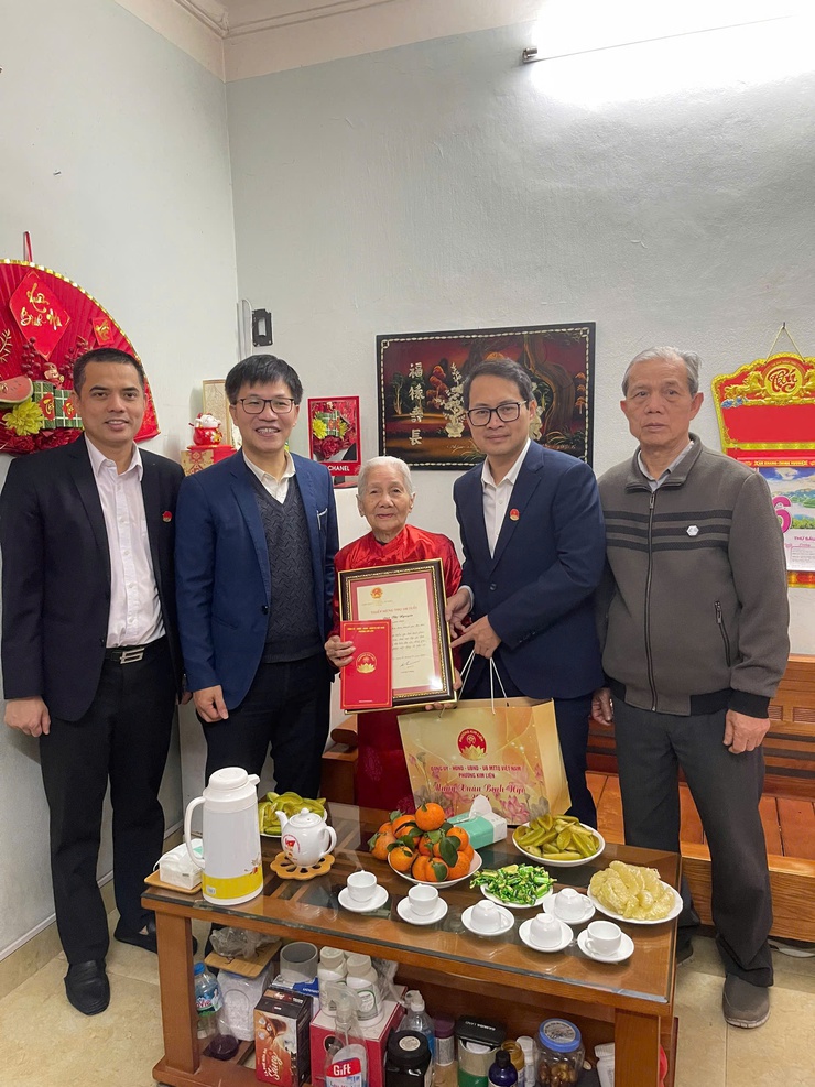 PHƯỜNG KIM LIÊN TỔ CHỨC 05 ĐOÀN THĂM HỎI, TẶNG QUÀ GIA ĐÌNH CHÍNH SÁCH, MỪNG THỌ NGƯỜI CAO TUỔI NHÂN DỊP TẾT NGUYÊN ĐÁN BÍNH NGỌ NĂM 2026- Ảnh 10.