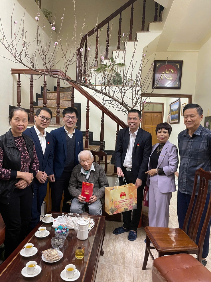 PHƯỜNG KIM LIÊN TỔ CHỨC 05 ĐOÀN THĂM HỎI, TẶNG QUÀ GIA ĐÌNH CHÍNH SÁCH, MỪNG THỌ NGƯỜI CAO TUỔI NHÂN DỊP TẾT NGUYÊN ĐÁN BÍNH NGỌ NĂM 2026- Ảnh 11.
