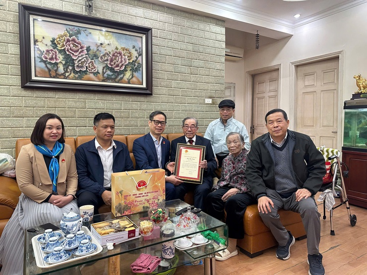 PHƯỜNG KIM LIÊN TỔ CHỨC 05 ĐOÀN THĂM HỎI, TẶNG QUÀ GIA ĐÌNH CHÍNH SÁCH, MỪNG THỌ NGƯỜI CAO TUỔI NHÂN DỊP TẾT NGUYÊN ĐÁN BÍNH NGỌ NĂM 2026- Ảnh 12.
