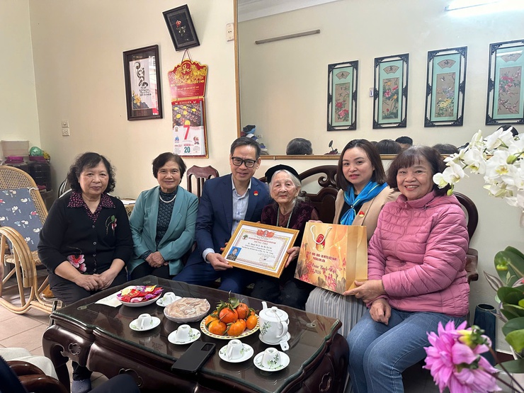 PHƯỜNG KIM LIÊN TỔ CHỨC 05 ĐOÀN THĂM HỎI, TẶNG QUÀ GIA ĐÌNH CHÍNH SÁCH, MỪNG THỌ NGƯỜI CAO TUỔI NHÂN DỊP TẾT NGUYÊN ĐÁN BÍNH NGỌ NĂM 2026- Ảnh 13.