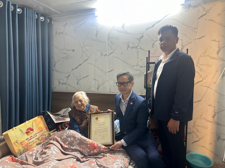 PHƯỜNG KIM LIÊN TỔ CHỨC 05 ĐOÀN THĂM HỎI, TẶNG QUÀ GIA ĐÌNH CHÍNH SÁCH, MỪNG THỌ NGƯỜI CAO TUỔI NHÂN DỊP TẾT NGUYÊN ĐÁN BÍNH NGỌ NĂM 2026- Ảnh 14.