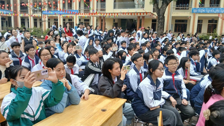 Gala gặp nhau cuối năm tại trường THCS Thạch Hòa: Giàu tính giáo dục, để lại nhiều ấn tượng tốt đẹp- Ảnh 4.