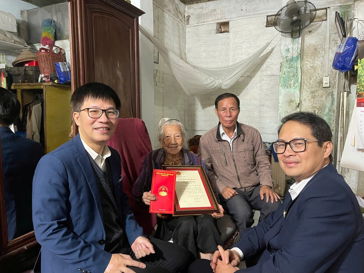 PHƯỜNG KIM LIÊN TỔ CHỨC 05 ĐOÀN THĂM HỎI, TẶNG QUÀ GIA ĐÌNH CHÍNH SÁCH, MỪNG THỌ NGƯỜI CAO TUỔI NHÂN DỊP TẾT NGUYÊN ĐÁN BÍNH NGỌ NĂM 2026- Ảnh 4.