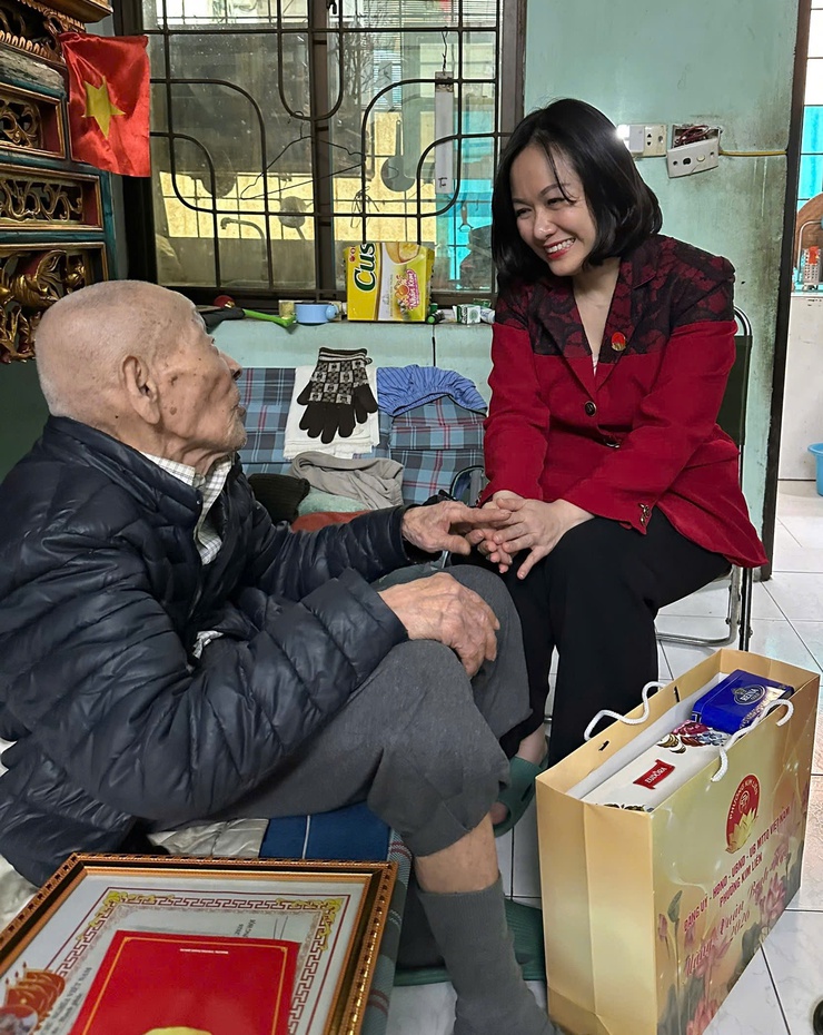 PHƯỜNG KIM LIÊN TỔ CHỨC 05 ĐOÀN THĂM HỎI, TẶNG QUÀ GIA ĐÌNH CHÍNH SÁCH, MỪNG THỌ NGƯỜI CAO TUỔI NHÂN DỊP TẾT NGUYÊN ĐÁN BÍNH NGỌ NĂM 2026- Ảnh 8.