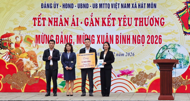 Hát Môn tiếp nhận ủng hộ 120 triệu đồng từ các đơn vị, tổ chức, cá nhân và trao 425 suất quà Tết cho gia đình có hoàn cảnh khó khăn- Ảnh 2.