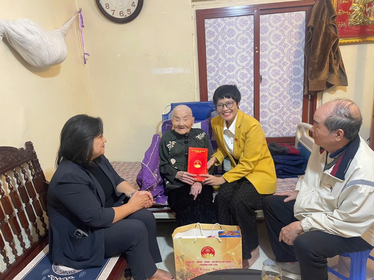 PHƯỜNG KIM LIÊN TỔ CHỨC 05 ĐOÀN THĂM HỎI, TẶNG QUÀ GIA ĐÌNH CHÍNH SÁCH, MỪNG THỌ NGƯỜI CAO TUỔI NHÂN DỊP TẾT NGUYÊN ĐÁN BÍNH NGỌ NĂM 2026- Ảnh 1.