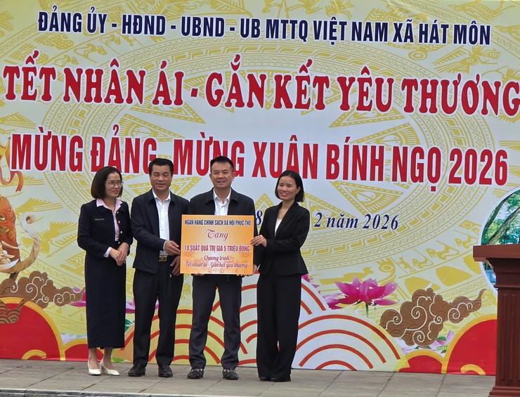 Hát Môn tiếp nhận ủng hộ 120 triệu đồng từ các đơn vị, tổ chức, cá nhân và trao 425 suất quà Tết cho gia đình có hoàn cảnh khó khăn- Ảnh 3.