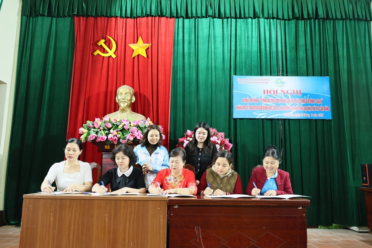 Chi hội Phụ nữ thôn Thái Hòa ra mắt mô hình “Tổ phụ nữ thu gom, phân loại rác xây dựng gia đình 3 sạch”- Ảnh 6.