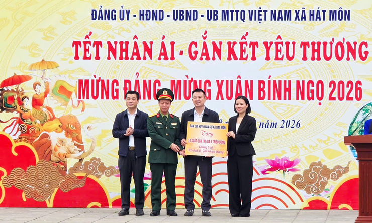 Hát Môn tiếp nhận ủng hộ 120 triệu đồng từ các đơn vị, tổ chức, cá nhân và trao 425 suất quà Tết cho gia đình có hoàn cảnh khó khăn- Ảnh 4.