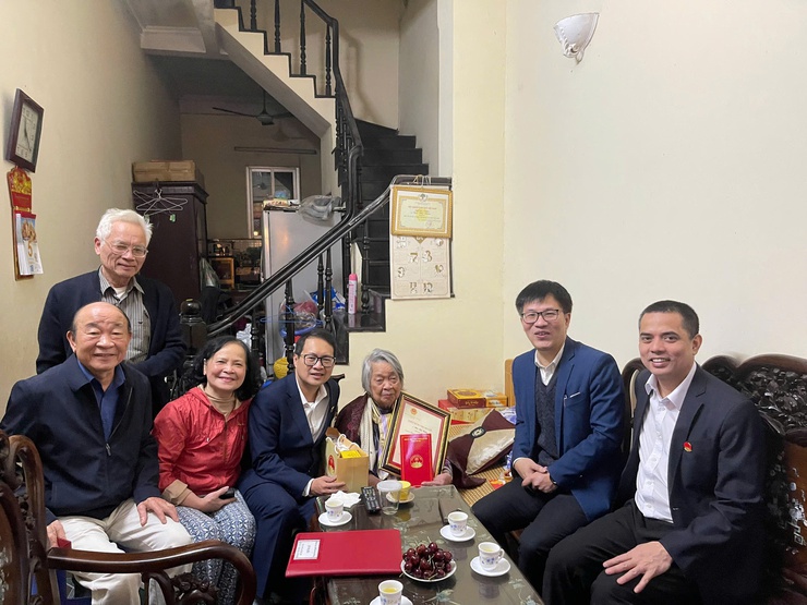 PHƯỜNG KIM LIÊN TỔ CHỨC 05 ĐOÀN THĂM HỎI, TẶNG QUÀ GIA ĐÌNH CHÍNH SÁCH, MỪNG THỌ NGƯỜI CAO TUỔI NHÂN DỊP TẾT NGUYÊN ĐÁN BÍNH NGỌ NĂM 2026- Ảnh 6.