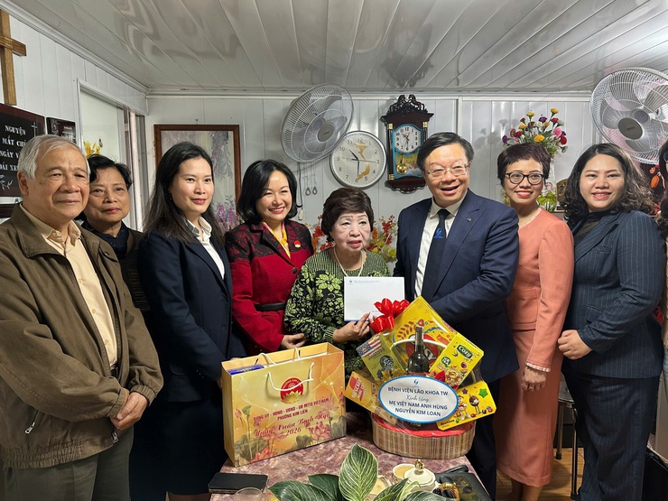 PHƯỜNG KIM LIÊN TỔ CHỨC 05 ĐOÀN THĂM HỎI, TẶNG QUÀ GIA ĐÌNH CHÍNH SÁCH, MỪNG THỌ NGƯỜI CAO TUỔI NHÂN DỊP TẾT NGUYÊN ĐÁN BÍNH NGỌ NĂM 2026- Ảnh 2.