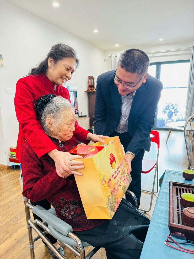 PHƯỜNG KIM LIÊN TỔ CHỨC 05 ĐOÀN THĂM HỎI, TẶNG QUÀ GIA ĐÌNH CHÍNH SÁCH, MỪNG THỌ NGƯỜI CAO TUỔI NHÂN DỊP TẾT NGUYÊN ĐÁN BÍNH NGỌ NĂM 2026- Ảnh 7.