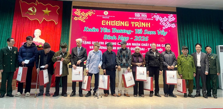 XUÂN YÊU THƯƠNG – TẾT SUM VẦY 2026: LAN TỎA NGHĨA TÌNH “UỐNG NƯỚC NHỚ NGUỒN” TẠI XÃ QUỐC OAI- Ảnh 9.