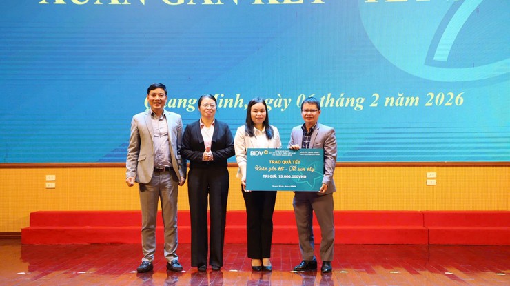 BIDV Chi nhánh Quang Minh trao quà Tết Bính Ngọ 2026 cho các đối tượng chính sách tại xã Quang Minh- Ảnh 2.