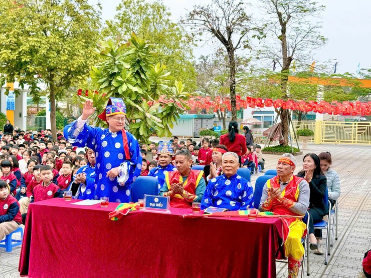 Trường Tiểu học Đoàn Kết lan tỏa giá trị kéo co ngồi truyền thống- Ảnh 1.