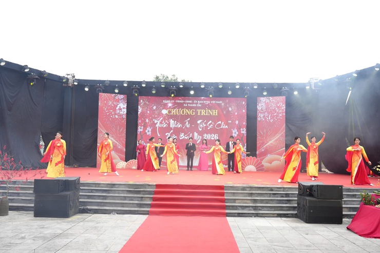 "Xuân nhân ái – Tết sẻ chia": Mang yêu thương đến hơn 450 người có hoàn cảnh khó khăn xã Thanh Oai- Ảnh 3.