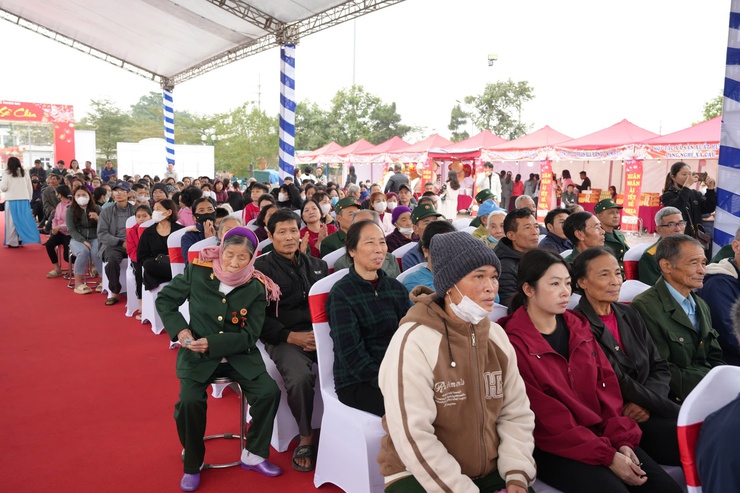 "Xuân nhân ái – Tết sẻ chia": Mang yêu thương đến hơn 450 người có hoàn cảnh khó khăn xã Thanh Oai- Ảnh 6.