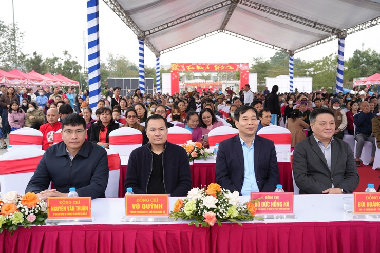 "Xuân nhân ái – Tết sẻ chia": Mang yêu thương đến hơn 450 người có hoàn cảnh khó khăn xã Thanh Oai- Ảnh 4.