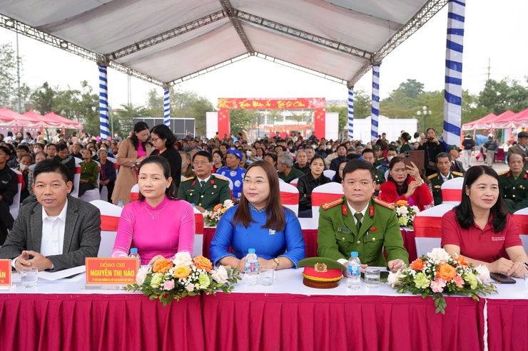 "Xuân nhân ái – Tết sẻ chia": Mang yêu thương đến hơn 450 người có hoàn cảnh khó khăn xã Thanh Oai- Ảnh 5.