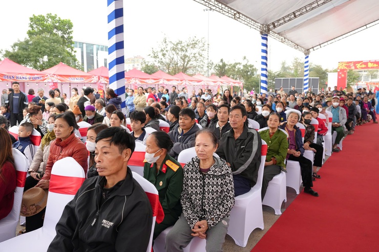 "Xuân nhân ái – Tết sẻ chia": Mang yêu thương đến hơn 450 người có hoàn cảnh khó khăn xã Thanh Oai- Ảnh 7.