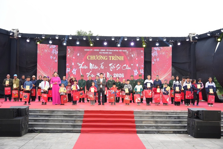 "Xuân nhân ái – Tết sẻ chia": Mang yêu thương đến hơn 450 người có hoàn cảnh khó khăn xã Thanh Oai- Ảnh 9.