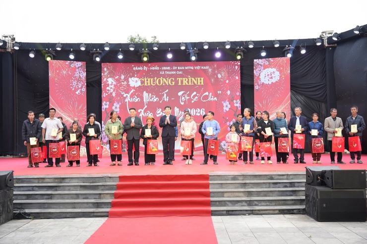 "Xuân nhân ái – Tết sẻ chia": Mang yêu thương đến hơn 450 người có hoàn cảnh khó khăn xã Thanh Oai- Ảnh 10.