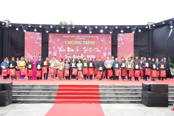 "Xuân nhân ái – Tết sẻ chia": Mang yêu thương đến hơn 450 người có hoàn cảnh khó khăn xã Thanh Oai- Ảnh 12.