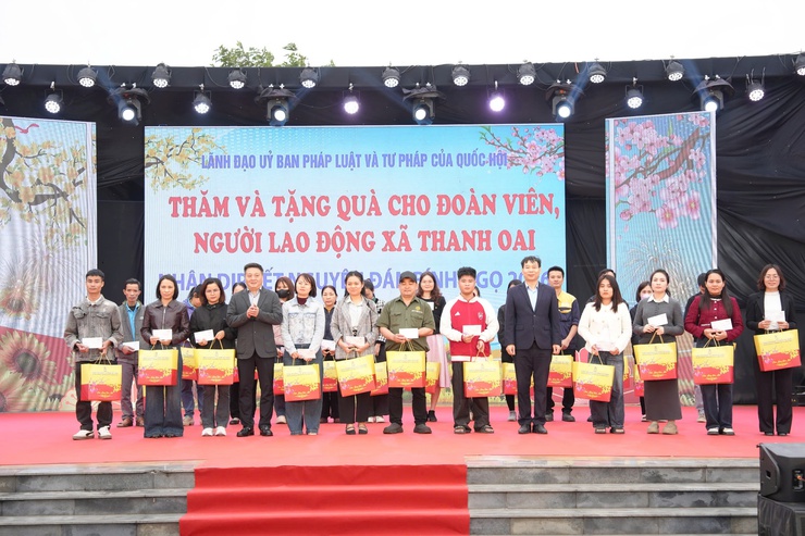 "Xuân nhân ái – Tết sẻ chia": Mang yêu thương đến hơn 450 người có hoàn cảnh khó khăn xã Thanh Oai- Ảnh 13.