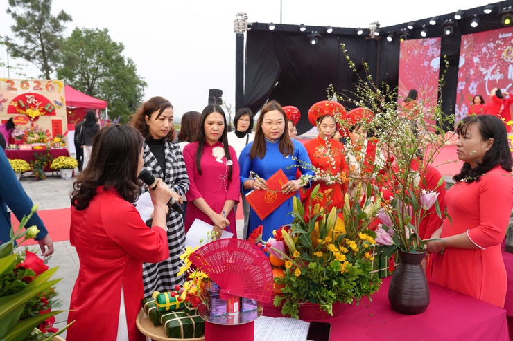 "Xuân nhân ái – Tết sẻ chia": Mang yêu thương đến hơn 450 người có hoàn cảnh khó khăn xã Thanh Oai- Ảnh 21.