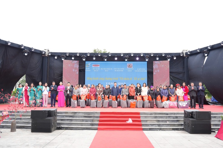 "Xuân nhân ái – Tết sẻ chia": Mang yêu thương đến hơn 450 người có hoàn cảnh khó khăn xã Thanh Oai- Ảnh 14.