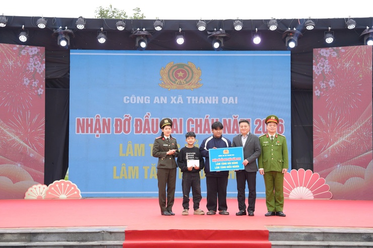 "Xuân nhân ái – Tết sẻ chia": Mang yêu thương đến hơn 450 người có hoàn cảnh khó khăn xã Thanh Oai- Ảnh 15.