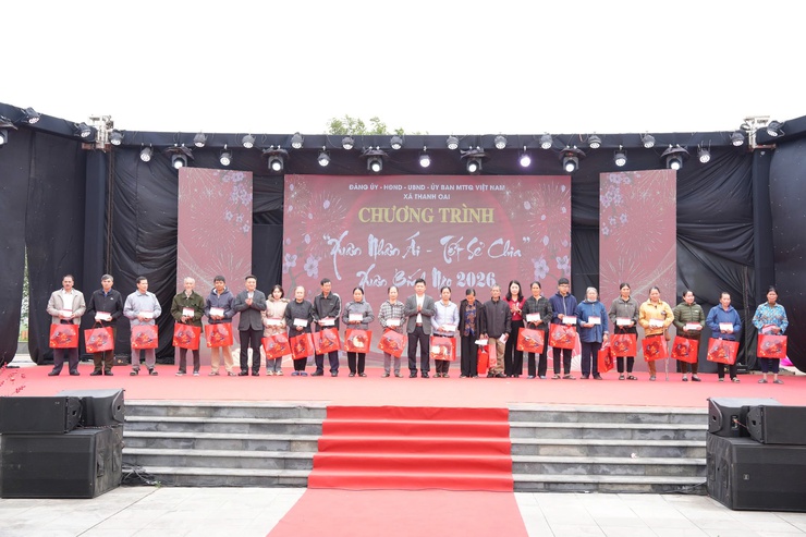 "Xuân nhân ái – Tết sẻ chia": Mang yêu thương đến hơn 450 người có hoàn cảnh khó khăn xã Thanh Oai- Ảnh 16.