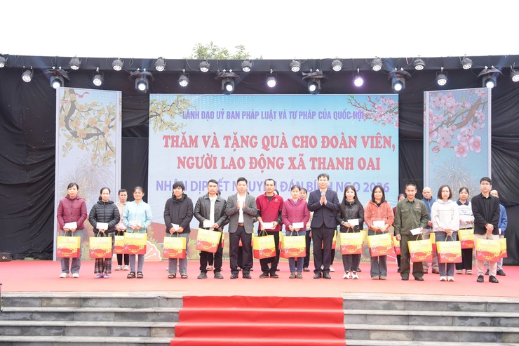 "Xuân nhân ái – Tết sẻ chia": Mang yêu thương đến hơn 450 người có hoàn cảnh khó khăn xã Thanh Oai- Ảnh 17.